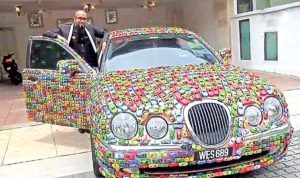 Jaguar S-Type: Appassionato d’auto la decora con 4600 automobili giocattolo News Fuoriorario