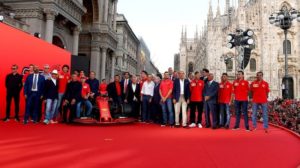 Milano piazza Duomo si tinge di rosso per i 90 anni di emozioni Ferrari News Fuoriorario