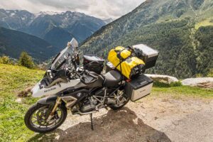 Hertz Ride Annuncia “Alpine Routes” l’Emozionante Tour in Moto Breaking news