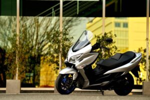 Nuovo Suzuki Burgman 400: Le due ruote incontrano l’illustrazione Twin Fleet