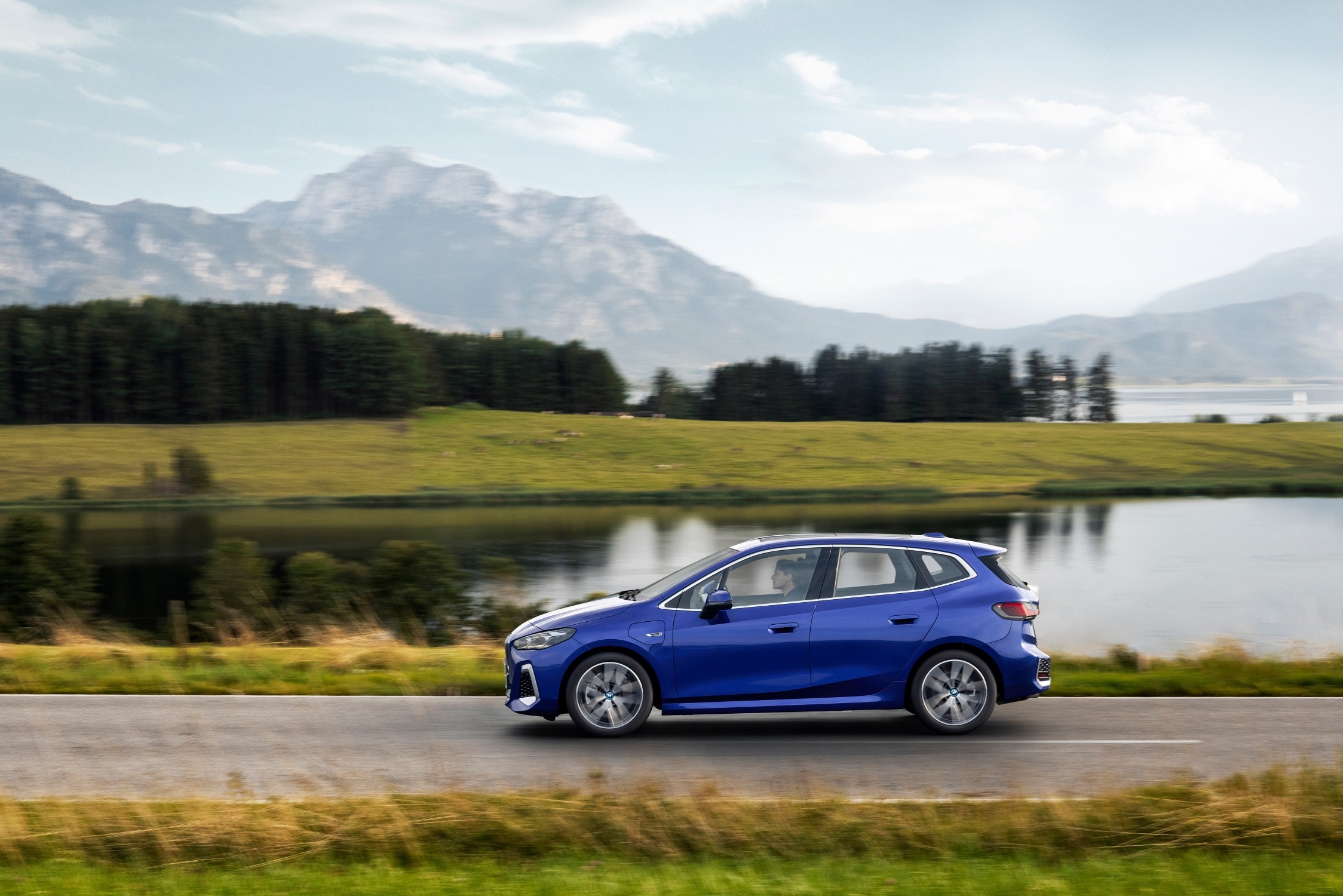 Funzionalità, piacere di guidare tipico di BMW e un approccio estremamente progressista caratterizzano la nuova BMW Serie 2 Active Tourer.