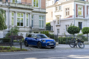 MINI Plant Oxford - il BMW Group ha annunciato oggi un nuovo investimento di oltre 600 milioni di sterline negli stabilimenti MINI di Oxford e Swindon