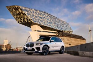 Auto a idrogeno BMW iX5
