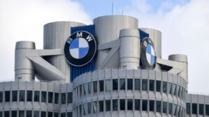 La filiale italiana di BMW Bank, società finanziaria del BMW Group, ha premiato i suoi Ambassador 2024 per il mondo auto e moto. Tra i vincitori AutoVanti (Monza), Cascioli (Civitanova M. - MC), Calabria Motori (Reggio Calabria) per il settore auto, e Moto Sport Cappellini (Pistoia), M.Car (Pozzuoli - NA), MotoIdea (Breno - BS) e Valli Motorrad (Monza) per il settore moto.  Questo riconoscimento arriva dopo un anno di lavoro intenso sul fronte della Customer Experience, dove le sette realtà Partner si sono distinte per la capacità di offrire la migliore esperienza di brand, anche in ambito finanziario. La valutazione delle performance della rete ha considerato tre aree principali: Trasparenza, Consulenza e Follow-up.  Dopo un periodo di osservazione, le sette realtà con le migliori performance sono state selezionate. Per ogni area geografica, i Partner con la migliore valutazione dei clienti sono stati nominati "Ambassador 2024" e hanno ricevuto la visita di BMW Bank per la simbolica consegna del titolo.  Andrea Castronovo, CEO di BMW Bank Italia, ha sottolineato l'importanza dell'iniziativa BMW Bank Ambassador nel rafforzare la visione Customer centrica all’interno della rete, premiando l'eccellenza nel servizio di consulenza finanziaria.  BMW Bank GmbH – Succursale Italiana, fondata nel 1978 come BMW Financial Services Italia Spa, è ora una filiale europea della BMW Bank GmbH dal 2013. La società offre una vasta gamma di servizi finanziari e assicurativi personalizzati attraverso i brand BMW Financial Services e MINI Financial Services, con l'obiettivo di supportare la vendita dei veicoli del BMW Group e soddisfare le esigenze di mobilità dei clienti, privati e aziende.
