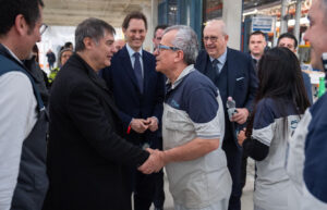 Mirafiori: Elkann e Cardinale Repole visitano lo stabilimento Automakers