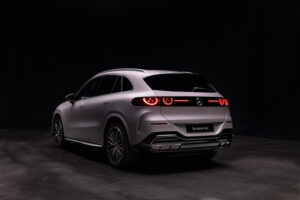 Il modello di punta di Mercedes-Benz si reinventa in versione elettrica, promettendo performance, autonomia e un design