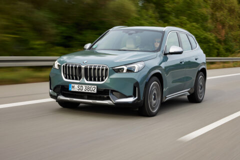 Nuovo studio: dalla materia prima alla mobilità senza combustibili fossili: il potenziale dell’Europa per un mercato dei carburanti rinnovabili 26.03.2026 Comunicati Stampa L’Istituto di Tecnologia di Karlsruhe, il Centro tedesco di ricerca sulla biomassa (DBFZ), FREYBERGER engineering GmbH e BMW AG presentano uno studio su questo tema.. Tecnologia·Tecnologie di azionamento Contatto stampa. Marco Di Gregorio BMW Group Tel: +39-02-51610-088 send an e-mail Autore. Bernhard Ederer BMW Group Dal management summary dello studio: “La trasformazione dell’intero settore dei trasporti verso fonti di energia prive di combustibili fossili è una sfida che non può essere affrontata solo con l’elettrificazione dei sistemi di propulsione. È quindi essenziale sfruttare il potenziale di riduzione della CO2 di tutte le fonti energetiche. Oltre all’idrogeno, l’attenzione è qui principalmente rivolta ai carburanti liquidi che possono essere integrati nell’infrastruttura di fornitura senza modifiche tecniche. I carburanti rinnovabili – i cosiddetti Carbon Neutral Fuels (CNF) – sono un termine collettivo che include tutti i carburanti con un valore di CO2 inferiore rispetto ai carburanti fossili. Questo studio analizza il potenziale di sostituzione dei carburanti avanzati e rinnovabili derivati da materie prime biologiche rispetto ai carburanti fossili in tutti i settori dell’UE. Basandosi sulla letteratura scientifica attuale e su vari scenari, questo studio analizza la disponibilità di materie prime avanzate, la conversione in carburanti rinnovabili e l’evoluzione della domanda di carburante nel trasporto su strada nell’Unione Europea per gli anni target 2030, 2035 e 2040.” Lo studio completo è disponibile in formato pdf allegato a questo comunicato stampa. Per ulteriori informazioni: Marco Di Gregorio Product, Technology and Innovation Manager Telefono: +39 0251610088 E-mail: marco.di-gregorio@bmw.it Media website: www.press.bmwgroup.com Il BMW Group Con i suoi quattro marchi BMW, MINI, Rolls-Royce e BMW Motorrad, il BMW Group è il costruttore leader mondiale di auto e moto premium e offre anche servizi finanziari premium. Il BMW Group comprende oltre 30 stabilimenti di produzione nel mondo ed ha una rete di vendita globale in più di 140 Paesi. Nel 2025, il BMW Group ha venduto oltre 2,46 milioni di automobili e più di 202.500 motocicli in tutto il mondo. L