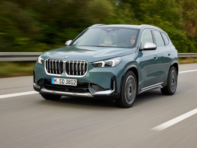 Carburanti HVO: BMW Group, test positivi Nuovo studio: dalla materia prima alla mobilità senza combustibili fossili: il potenziale dell’Europa per un mercato dei carburanti rinnovabili 26.03.2026 Comunicati Stampa L’Istituto di Tecnologia di Karlsruhe, il Centro tedesco di ricerca sulla biomassa (DBFZ), FREYBERGER engineering GmbH e BMW AG presentano uno studio su questo tema.. Tecnologia·Tecnologie di azionamento Contatto stampa. Marco Di Gregorio BMW Group Tel: +39-02-51610-088 send an e-mail Autore. Bernhard Ederer BMW Group Dal management summary dello studio: “La trasformazione dell’intero settore dei trasporti verso fonti di energia prive di combustibili fossili è una sfida che non può essere affrontata solo con l’elettrificazione dei sistemi di propulsione. È quindi essenziale sfruttare il potenziale di riduzione della CO2 di tutte le fonti energetiche. Oltre all’idrogeno, l’attenzione è qui principalmente rivolta ai carburanti liquidi che possono essere integrati nell’infrastruttura di fornitura senza modifiche tecniche. I carburanti rinnovabili – i cosiddetti Carbon Neutral Fuels (CNF) – sono un termine collettivo che include tutti i carburanti con un valore di CO2 inferiore rispetto ai carburanti fossili. Questo studio analizza il potenziale di sostituzione dei carburanti avanzati e rinnovabili derivati da materie prime biologiche rispetto ai carburanti fossili in tutti i settori dell’UE. Basandosi sulla letteratura scientifica attuale e su vari scenari, questo studio analizza la disponibilità di materie prime avanzate, la conversione in carburanti rinnovabili e l’evoluzione della domanda di carburante nel trasporto su strada nell’Unione Europea per gli anni target 2030, 2035 e 2040.” Lo studio completo è disponibile in formato pdf allegato a questo comunicato stampa. Per ulteriori informazioni: Marco Di Gregorio Product, Technology and Innovation Manager Telefono: +39 0251610088 E-mail: marco.di-gregorio@bmw.it Media website: www.press.bmwgroup.com Il BMW Group Con i suoi quattro marchi BMW, MINI, Rolls-Royce e BMW Motorrad, il BMW Group è il costruttore leader mondiale di auto e moto premium e offre anche servizi finanziari premium. Il BMW Group comprende oltre 30 stabilimenti di produzione nel mondo ed ha una rete di vendita globale in più di 140 Paesi. Nel 2025, il BMW Group ha venduto oltre 2,46 milioni di automobili e più di 202.500 motocicli in tutto il mondo. L