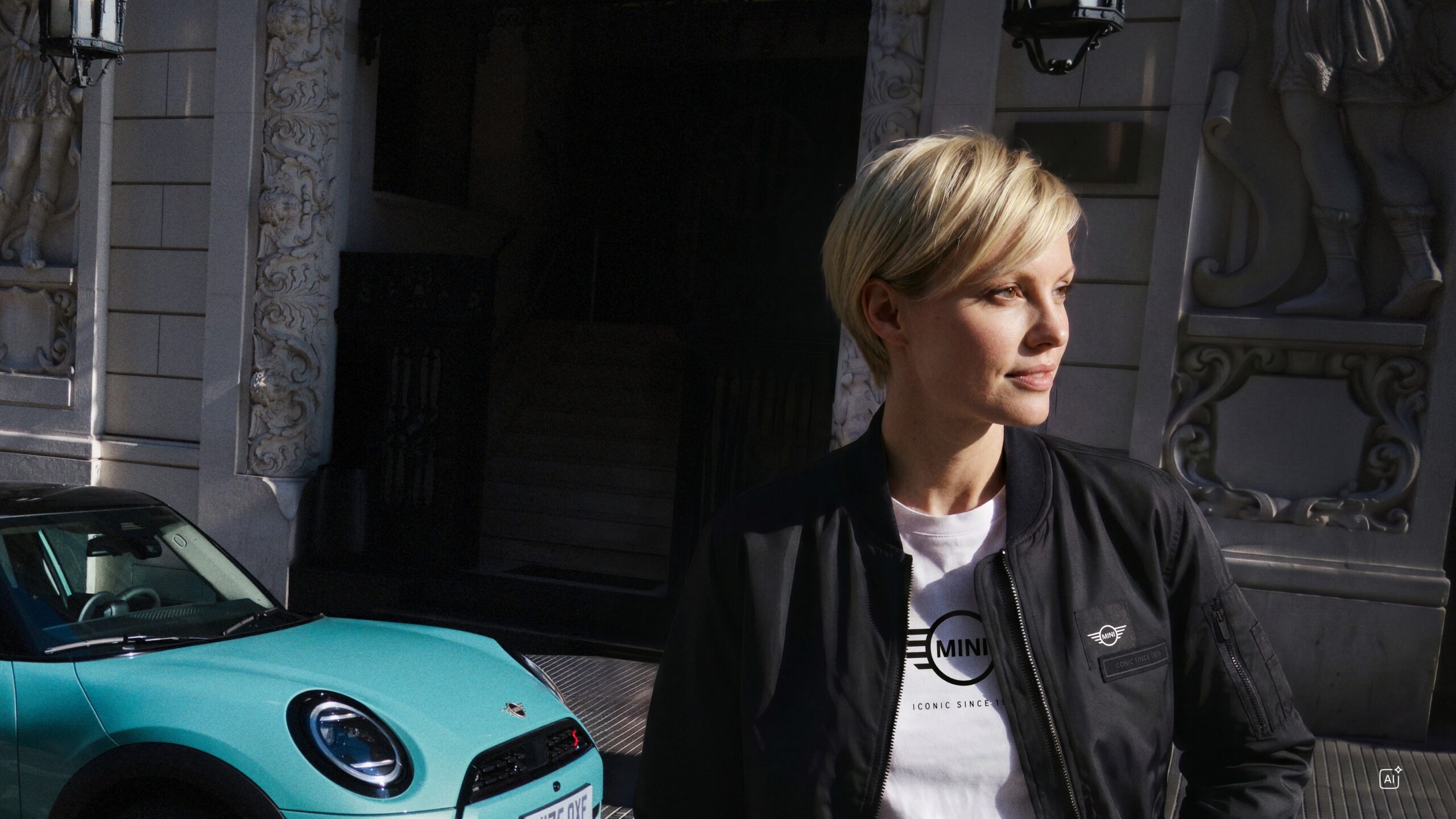 MINI amplia la propria offerta lifestyle con la nuova MINI Lifestyle Collection 2026, una gamma di prodotti pensati per portare lo stile e l’identità del marchio anche al di fuori dell’auto. La collezione accompagna la quotidianità in città così come i momenti di viaggio e di tempo libero. Occhiali da sole, borse a tracolla e shopper sono pensati per gli spostamenti quotidiani, mentre zaini e borse porta computer offrono soluzioni funzionali per l’ufficio, insieme a una tazza termica. Per i viaggi e le occasioni in cui serve maggiore capacità, la gamma comprende borsoni e trolley. Ombrelli e felpe con cappuccio completano invece l’offerta per affrontare anche le giornate meno favorevoli. Una collezione ispirata all’identità MINI La nuova proposta nasce con l’obiettivo di mantenere riconoscibile il carattere MINI attraverso prodotti destinati alla vita di tutti i giorni. «Con la nuova MINI Lifestyle Collection volevamo cogliere lo spirito del tempo e offrire diverse possibilità di stile, rimanendo fedeli all’identità inconfondibile di MINI», spiega Peter Zamljak, Head of MINI Lifestyle and Licences. Tra i prodotti preferiti da Zamljak c’è anche la tazza da caffè, proposta nello stesso colore della sua Cooper: un dettaglio pensato per portare lo stile MINI nella quotidianità fin dall’inizio della giornata. Colori ispirati alla gamma MINI La palette cromatica della collezione prende ispirazione da alcune delle tinte di carrozzeria più apprezzate dell’attuale gamma MINI. Ai colori essenziali Black e White si aggiungono le tonalità stagionali Ocean Wave Green, Smokey Green e Rebel Red. Una scelta cromatica che permette di combinare gli elementi più discreti della collezione con proposte dai colori più decisi. Abbigliamento per uomo e donna La linea di abbigliamento comprende T-shirt, cappellini, polo, felpe con cappuccio e giacche, rivolti sia al pubblico maschile sia a quello femminile. La collezione punta su vestibilità confortevoli e materiali di qualità, arricchiti dai dettagli di design che caratterizzano il marchio MINI. Borse e valigie per città e viaggi Ampia anche la proposta dedicata a borse e valigie. La gamma comprende borse a tracolla, shopper, zaini roll-top e borse porta computer, oltre a borsoni e trolley. Materiali resistenti, scomparti funzionali e una buona capacità di carico sono gli elementi su cui si basa una linea pensata per accompagnare sia gli spostamenti quotidiani sia i viaggi. Gli accessori per la vita di tutti i giorni La collezione comprende anche una selezione di accessori destinati all