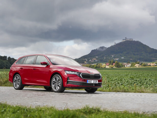 Nuova Škoda Octavia 2026: full hybrid senza ricarica esterna Nuova Škoda Octavia 2026