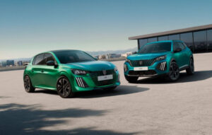 PEUGEOT arricchisce la propria gamma con la nuova serie speciale LUMIERE, dedicata a 208 e 2008. Già disponibili sul mercato italiano, le due versioni sono proposte a partire da 24.900 euro per 208 e 30.800 euro per 2008. Basate sull’allestimento Allure, le versioni LUMIERE aggiungono elementi di design esclusivi e nuove dotazioni, puntando su eleganza e comfort senza rinunciare alla versatilità dei due modelli. Nuovi colori e dettagli esclusivi La personalità delle nuove versioni si distingue innanzitutto attraverso le tinte dedicate. La 208 LUMIERE introduce il nuovo Verde Alvao, disponibile insieme a Giallo Agueda, Bianco Okenite, Grigio Artense, Grigio Selenium e Nero Perla. Per la 2008 LUMIERE debutta invece il Blu Nazare, affiancato da Blu Obsession, Bianco Okenite, Grigio Artense, Grigio Selenium e Nero Perla. Su 208 il colore della carrozzeria è abbinato al tetto nero lucido, mentre su 2008 lo stesso trattamento caratterizza le barre sul tetto. Completano l’allestimento i cerchi in lega bicolore diamantati con finitura Black Mist: NOMA da 16 pollici per 208 e KARAKOY da 17 pollici per 2008. Interni più sofisticati L’ambiente interno riprende elementi dell’allestimento GT, con sedili anteriori dal design dinamico rivestiti in esclusivo tessuto Tremezzo tri-tessuto e caratterizzati da impunture Opalite blu-verdi e logo PEUGEOT sui poggiatesta. La stessa colorazione delle cuciture si ritrova sui pannelli delle porte e su un inserto nero lucido del cruscotto. A completare l’atmosfera ci sono i battitacco anteriori in alluminio firmati PEUGEOT. Comfort e tecnologia La dotazione di serie comprende accesso e avviamento senza chiave e telecamera posteriore ad alta definizione. La 2008 LUMIERE aggiunge inoltre il bagagliaio modulare su due livelli. La nuova serie speciale rafforza anche il legame tra PEUGEOT e il cinema. Dopo la partecipazione alla Mostra del Cinema di Venezia, il Marchio sarà Auto Ufficiale della 21ª Festa del Cinema di Roma, in programma dal 13 al 25 ottobre 2026, dove presenterà le nuove 208 e 2008 LUMIERE.